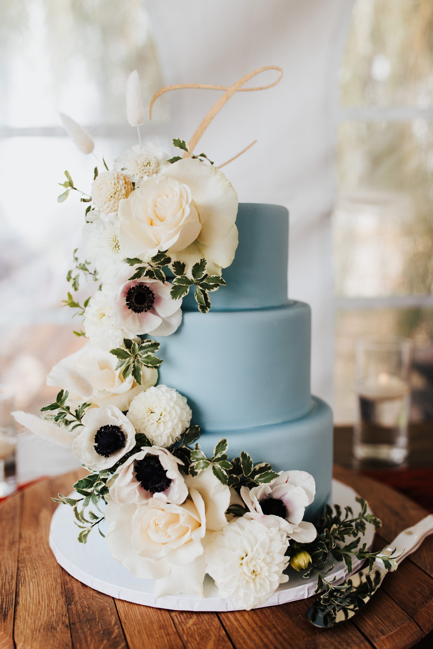 Dusty Blue Wedding Cake for a Fall Backyard Wedding – Dulcerella